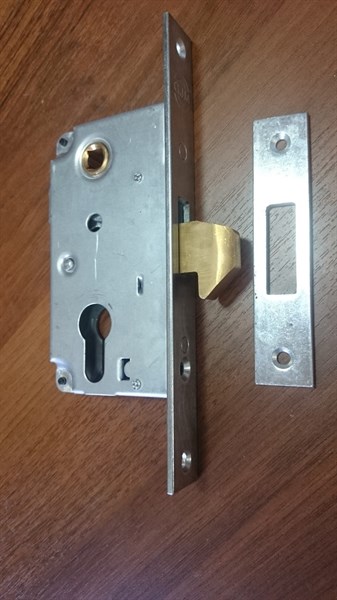 Автоматический замок крюк для откатных ворот и раздвижных дверей под ручку и цилиндр - фото 36639